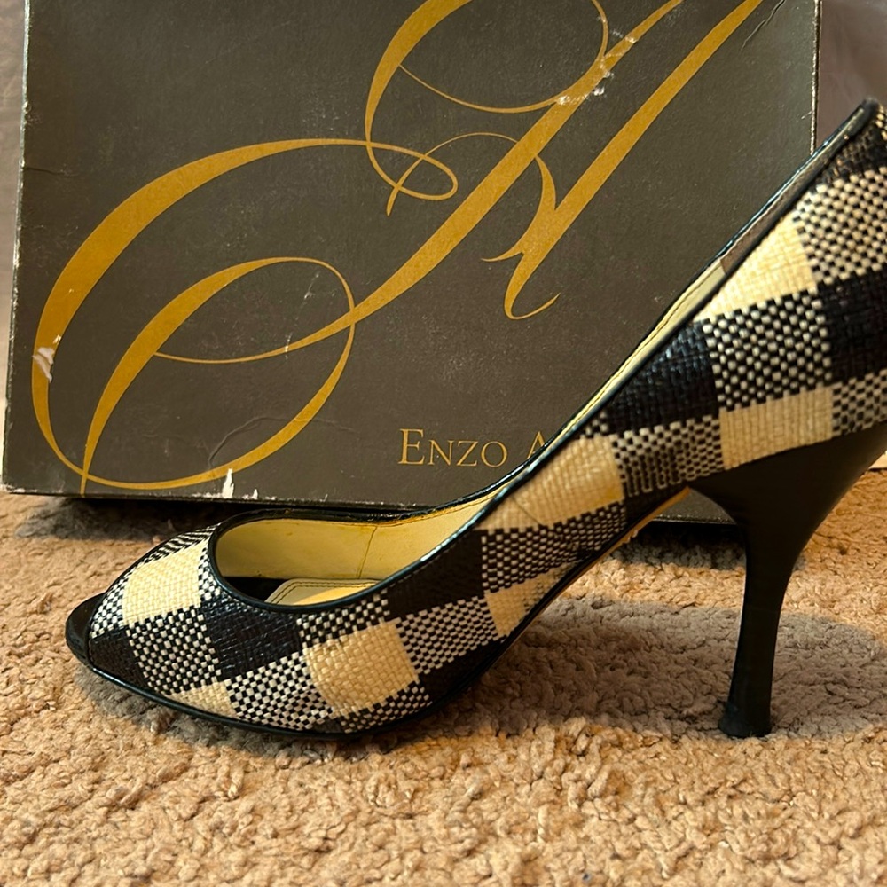 Classy, checkered, very good condition, super comfy, 7.5